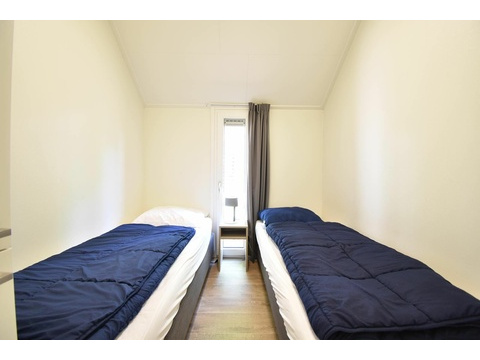 chalet-kaufen-arnhem-hauptschlafzimmer-kleiderschrank-modern-2025.webp003