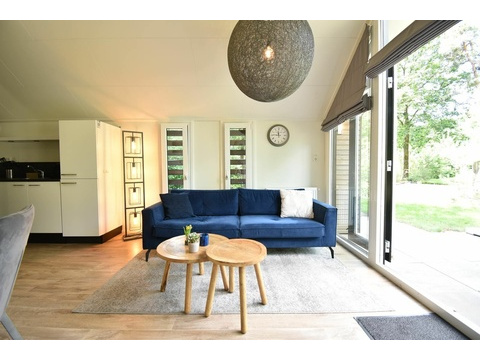 chalet-kaufen-arnhem-wohnzimmer-terrassenturen-terrasse-2025.webp011
