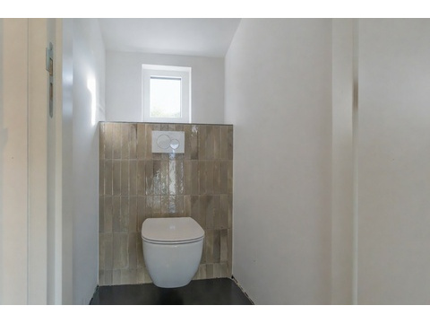 kaufen-freistehendes-ferienhaus-noordwelle-wc-unten-vertikale-wandfliesen-recreatieadviseurs...
