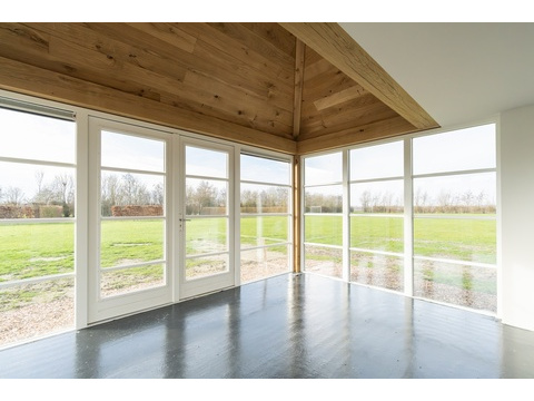 kaufen-freistehendes-ferienhaus-noordwelle-wohnzimmer-panoromablick-recreatieadviseurs...