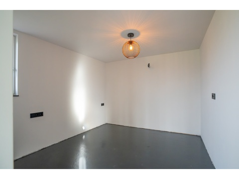 kaufen-freistehendes-ferienhaus-noordwelle-schlafzimmer-gussboden-recreatieadviseurs...