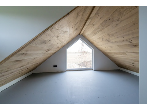 kaufen-freistehendes-ferienhaus-noordwelle-schlafzimmer-holzdachstuhl-recreatieadviseurs...