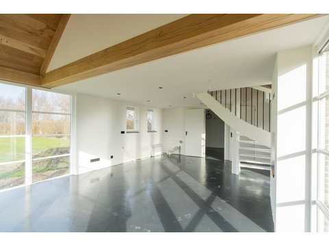 kaufen-freistehendes-ferienhaus-noordwelle-wohnzimmer-balkendecke-recreatieadviseurs...
