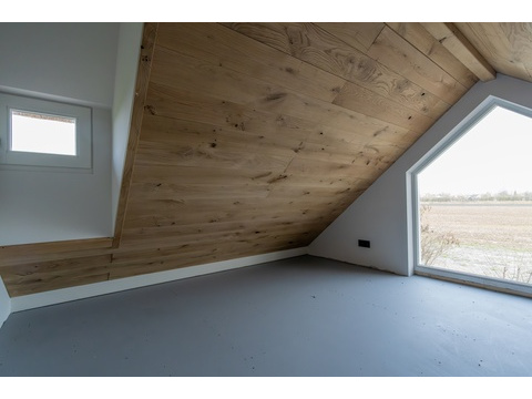 kaufen-freistehendes-ferienhaus-noordwelle-schlafzimmer-holzdachstuhl-recreatieadviseur...