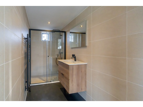 kaufen-freistehendes-ferienhaus-noordwelle-badezimmer-ebenerdige-dusche-recreatieadviseurs...