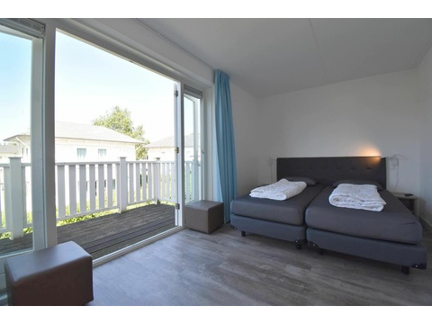 ferienwohnung-schlafzimmer-cape-helius-balcony-zugang-boxspring002