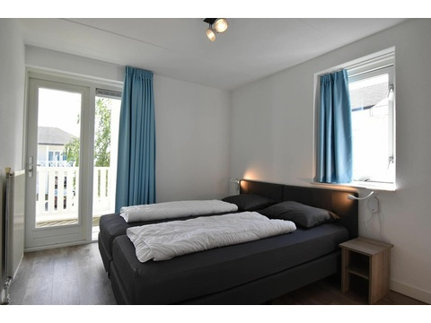 ferienwohnung-schlafzimmer-cape-helius-balcony-zugang-boxspring004