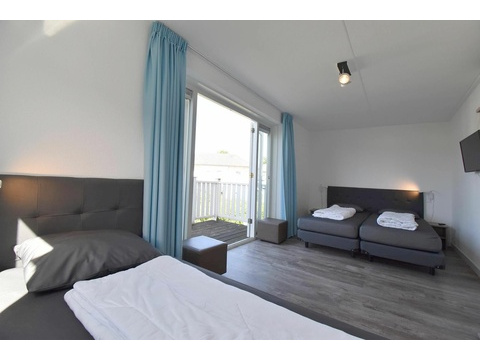 ferienwohnung-schlafzimmer-cape-helius-balcony-zugang-boxspring001