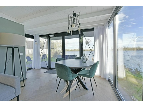 Luxus 4-Personen-Ferienhaus direkt am Wasser im Roompot Lakeside Resort Brielle mit 2 Schlafzimmern...