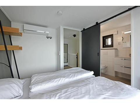 Luxus 4-Personen-Ferienhaus direkt am Wasser im Roompot Lakeside Resort Brielle mit 2 Schlafzimmern...