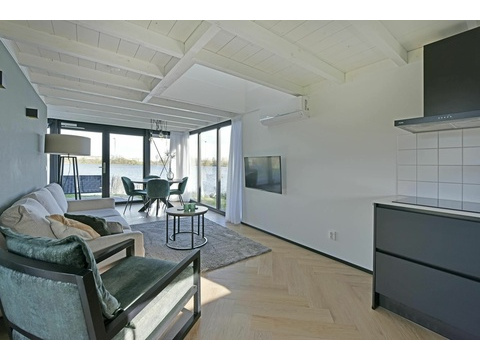 Luxus 4-Personen-Ferienhaus direkt am Wasser im Roompot Lakeside Resort Brielle mit 2 Schlafzimmern...