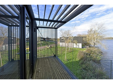 Luxus 4-Personen-Ferienhaus direkt am Wasser im Roompot Lakeside Resort Brielle mit 2 Schlafzimmern...