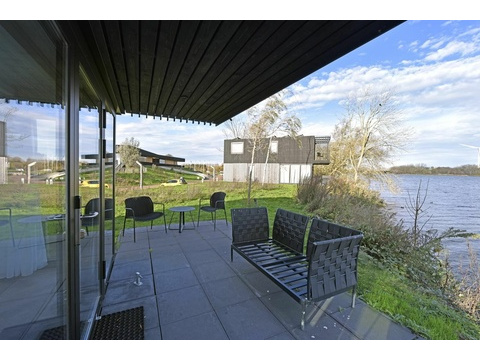 Luxus 4-Personen-Ferienhaus direkt am Wasser im Roompot Lakeside Resort Brielle mit 2 Schlafzimmern...