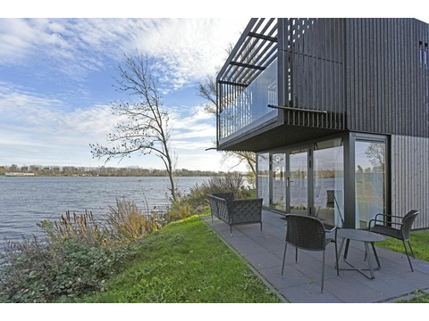 Luxus 4-Personen-Ferienhaus direkt am Wasser im Roompot Lakeside Resort Brielle mit 2 Schlafzimmern...