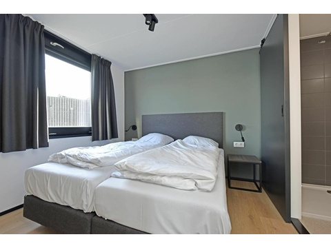 Luxus 4-Personen-Ferienhaus direkt am Wasser im Roompot Lakeside Resort Brielle mit 2 Schlafzimmern...