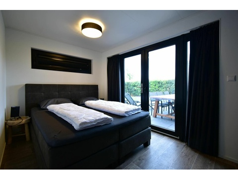 ferienhaus-kaufen-herkingen-schlafzimmer-boxspring-2025.webp004