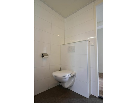 ferienhaus-kaufen-herkingen-ensuite-badezimmer-dusche-2025.webp001