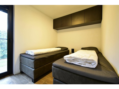 ferienhaus-kaufen-herkingen-schlafzimmer-boxspring-2025.webp007