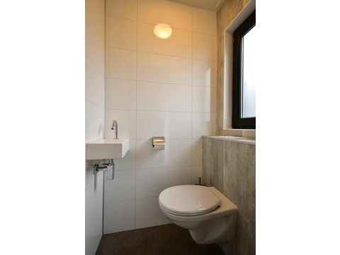 ferienhaus-kaufen-herkingen-ensuite-badezimmer-dusche-2025.webp006