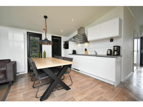 ferienhaus-kaufen-herkingen-moderne-kueche-kochinsel-2025.webp001