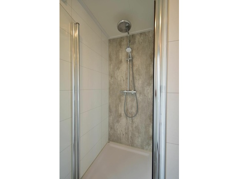 ferienhaus-kaufen-herkingen-ensuite-badezimmer-dusche-2025.webp002
