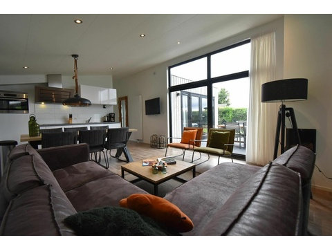 ferienhaus-kaufen-herkingen-wohnzimmer-esszimmer-2025.webp004