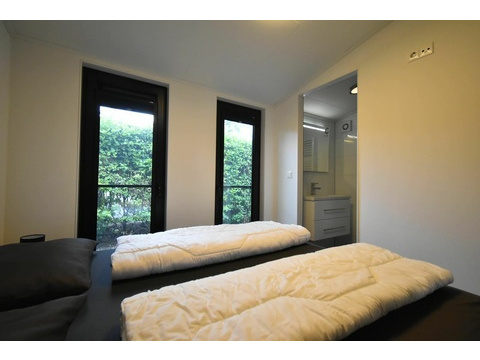 ferienhaus-kaufen-herkingen-schlafzimmer-boxspring-2025.webp002