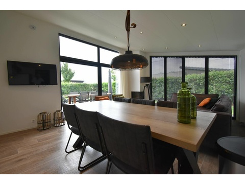 ferienhaus-kaufen-herkingen-wohnzimmer-esszimmer-2025.webp009
