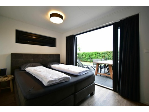 ferienhaus-kaufen-herkingen-schlafzimmer-boxspring-2025.webp006