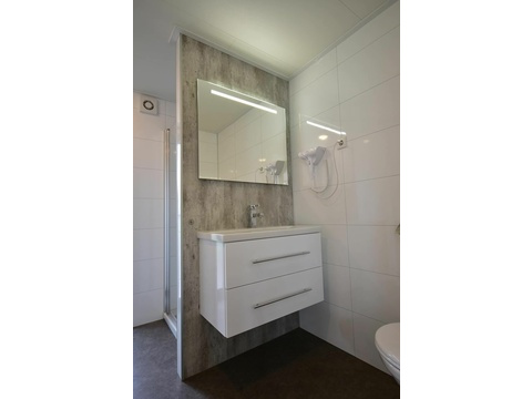 ferienhaus-kaufen-herkingen-ensuite-badezimmer-dusche-2025.webp008