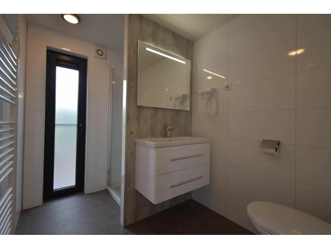 ferienhaus-kaufen-herkingen-ensuite-badezimmer-dusche-2025.webp007