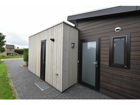 ferienhaus-kaufen-herkingen-modern-terrasse-2025.webp010