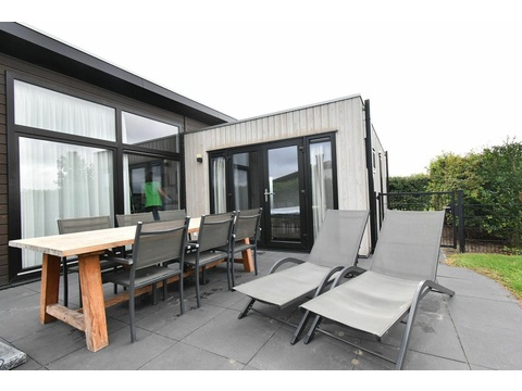 ferienhaus-kaufen-herkingen-modern-terrasse-2025.webp003