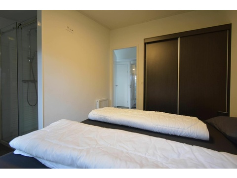 ferienhaus-kaufen-herkingen-schlafzimmer-boxspring-2025.webp003