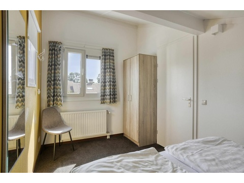 hauptschlafzimmer-kaufen-duinresort-gelbe-wand-doppelbett02