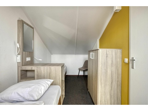 hauptschlafzimmer-kaufen-duinresort-gelbe-wand-doppelbett03