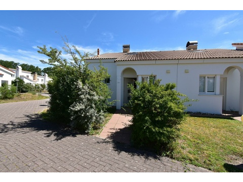 kaufen-ferienhaus-noordwijkerhout-vorderseite-eingang-und-gruene-buesche-recreatieadviseurs...