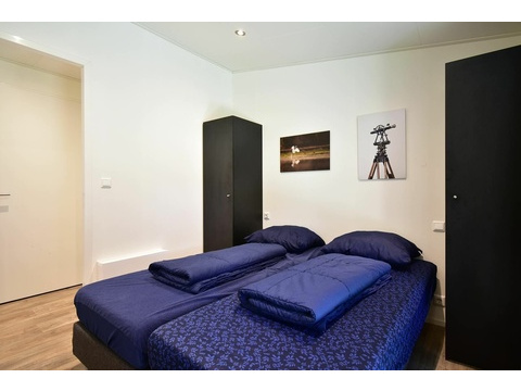 hauptschlafzimmer-kaufen-dunkle-schranke-moderne-villa-kaatsheuvel-2025.webp006