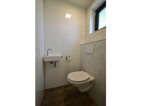 hauptbadezimmer-kaufen-dusche-wc-waschbecken-moderne-villa-2025.webp005