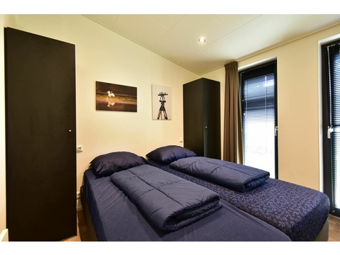 hauptschlafzimmer-kaufen-dunkle-schranke-moderne-villa-kaatsheuvel-2025.webp005