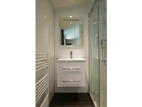 hauptbadezimmer-kaufen-dusche-wc-waschbecken-moderne-villa-2025.webp002