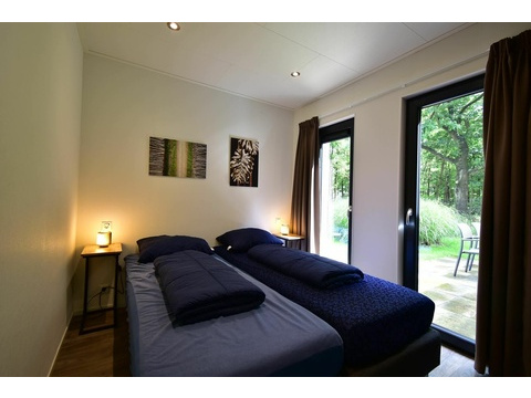 hauptschlafzimmer-kaufen-dunkle-schranke-moderne-villa-kaatsheuvel-2025.webp007