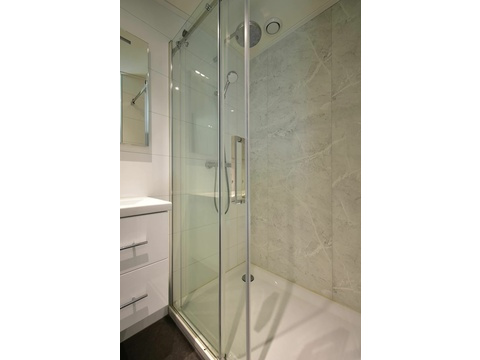 hauptbadezimmer-kaufen-dusche-wc-waschbecken-moderne-villa-2025.webp004