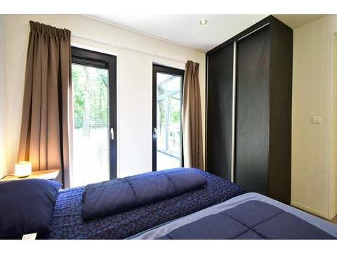 hauptschlafzimmer-kaufen-dunkle-schranke-moderne-villa-kaatsheuvel-2025.webp008