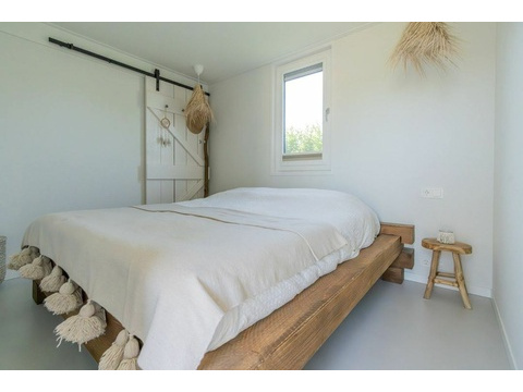 Hauptschlafzimmer Ibiza-Stil Chalet Schouwen Duin Holz Schiebetür002