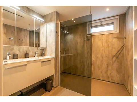 Luxus Badezimmer Premium Chalet Schouwen Duin Begehbare Dusche Doppel Waschtischmöbel003