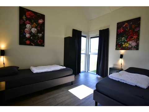 Ferienhaus Ouddorp Hauptschlafzimmer Doppelbett Terrasse Roompot05
