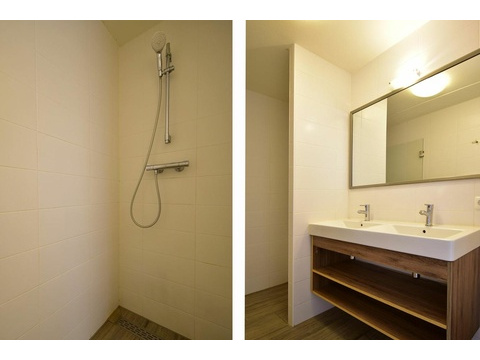 Ferienhaus Ouddorp Badezimmer Doppelwaschbecken Holz Roompot01