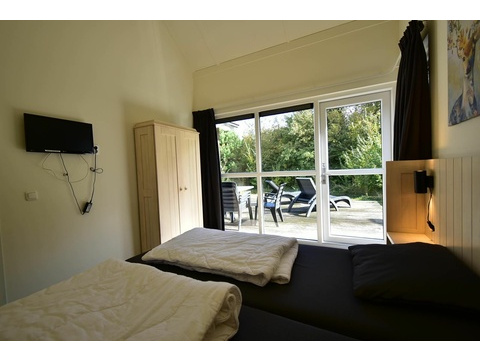 Ferienhaus Ouddorp Hauptschlafzimmer Doppelbett Terrasse Roompot02