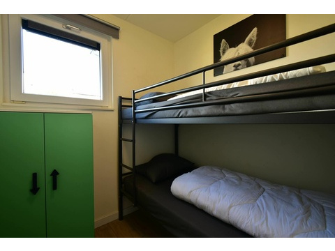 Ferienhaus Ouddorp Hauptschlafzimmer Doppelbett Terrasse Roompot03